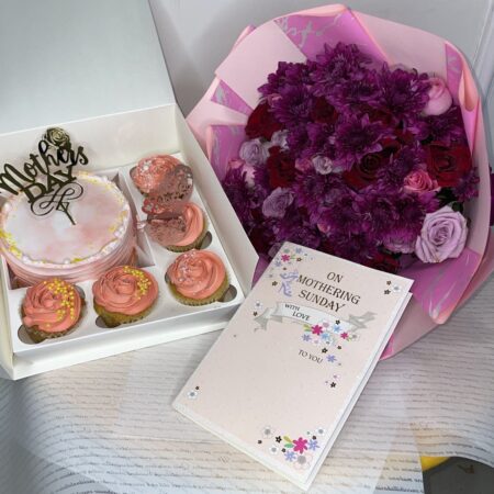 Sweet Tooth Mother’s Day Reloaded - Sweet Tooth Mother’s Touch: Flowers - Mixed Bouquet of flowers, Card, 0.5 kg Cake with 5 cup cakes
